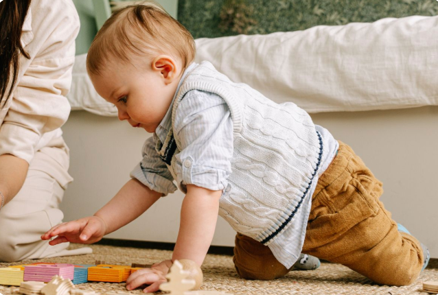 Niño pequeño dando sus primeros pasos