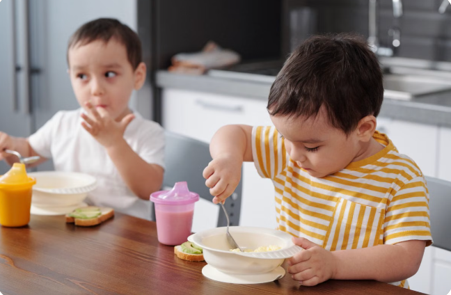Niño pequeño comiendo en una silla alta