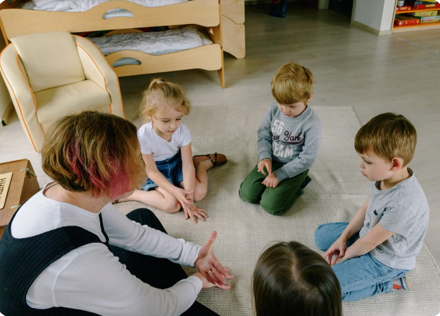 Dos niños pequeños jugando juntos
